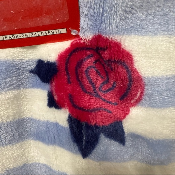 New Netflix Emily In Paris Soft Plush 50" x 70" Roses Throw Blanket Tag & Hanger - Picture 6 of 8